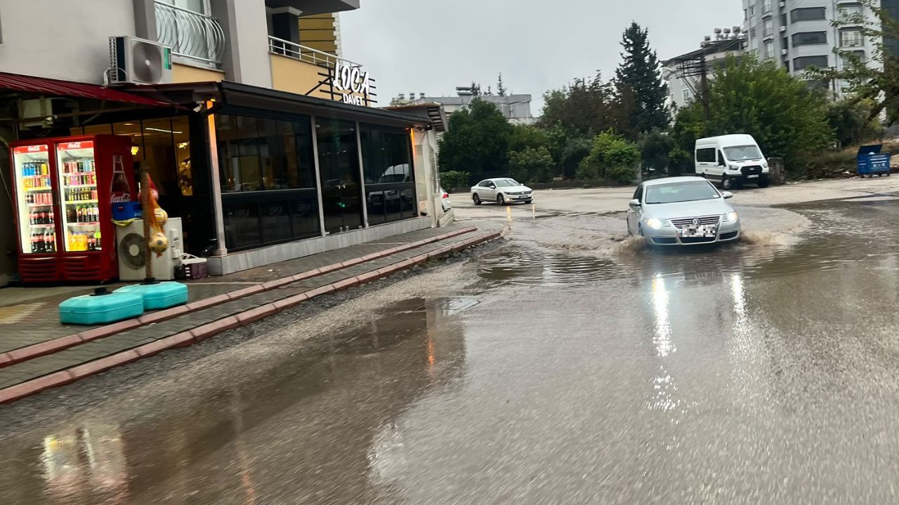 Osmaniye’de Sağanak Yağış Yolları Göle Çevirdi (1)