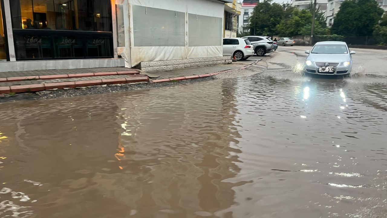 Osmaniye’de Sağanak Yağış Yolları Göle Çevirdi