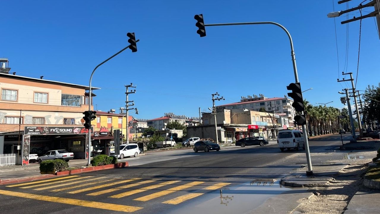 Osmaniye'de Trafik Çilesi! Işıklar Bozulunca Herkes Aynı Anda Kavşağa Girdi... (2)