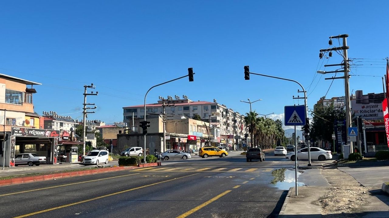 Osmaniye'de Trafik Çilesi! Işıklar Bozulunca Herkes Aynı Anda Kavşağa Girdi... (3)
