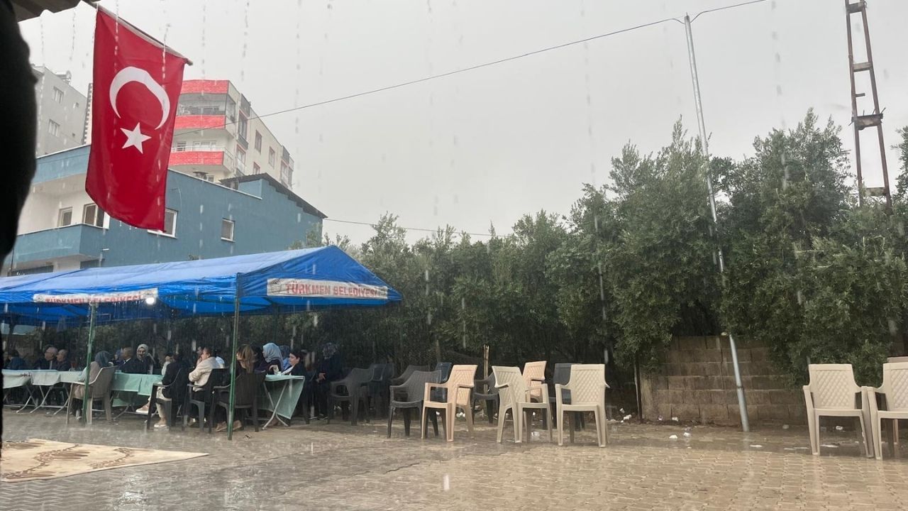 Osmaniye'de Yağmur Çamur Dinlemeyen Davulculardan Sağanak Altında Şov (1)-1