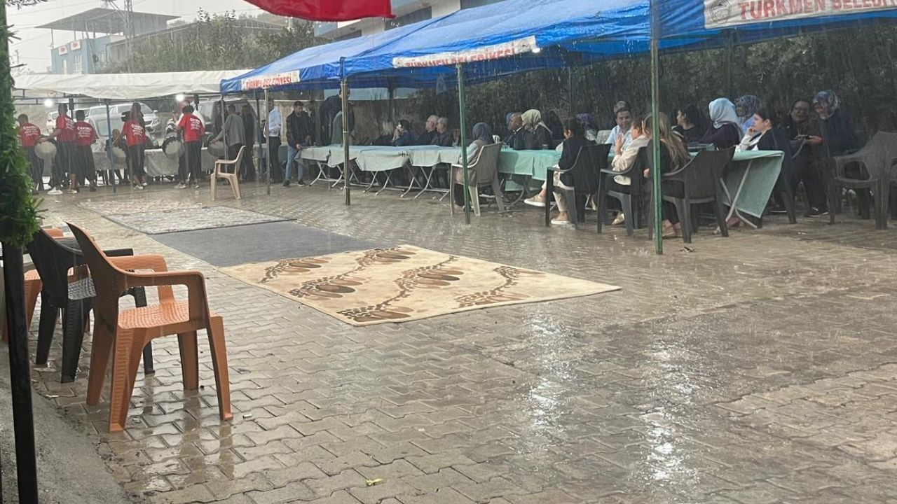 Osmaniye'de Yağmur Çamur Dinlemeyen Davulculardan Sağanak Altında Şov-1