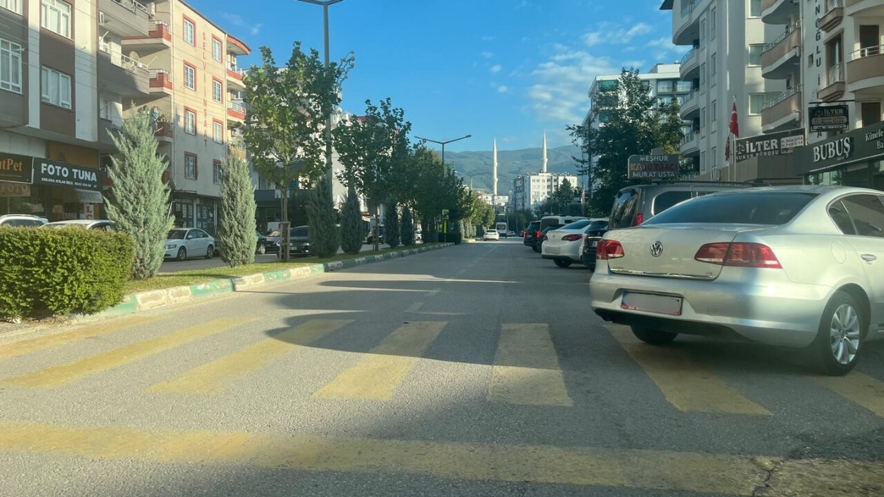 Osmaniye'de Yaya Geçidini Otoparka Çevirdi! (1)