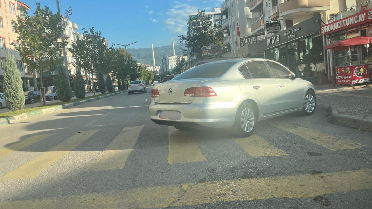 Osmaniye'de Yaya Geçidini Otoparka Çevirdi! (2)