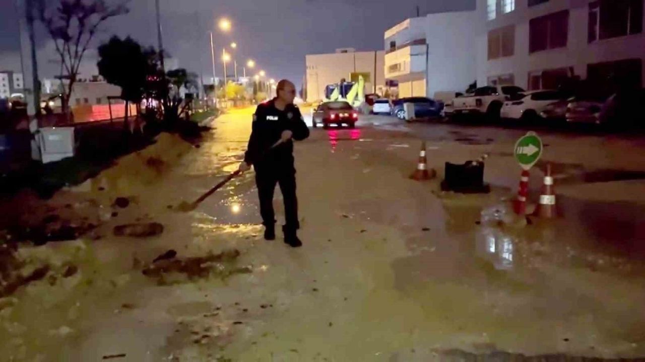 Polis Memurları Su Dolan Çukurları Kürekle Doldurdular (1)