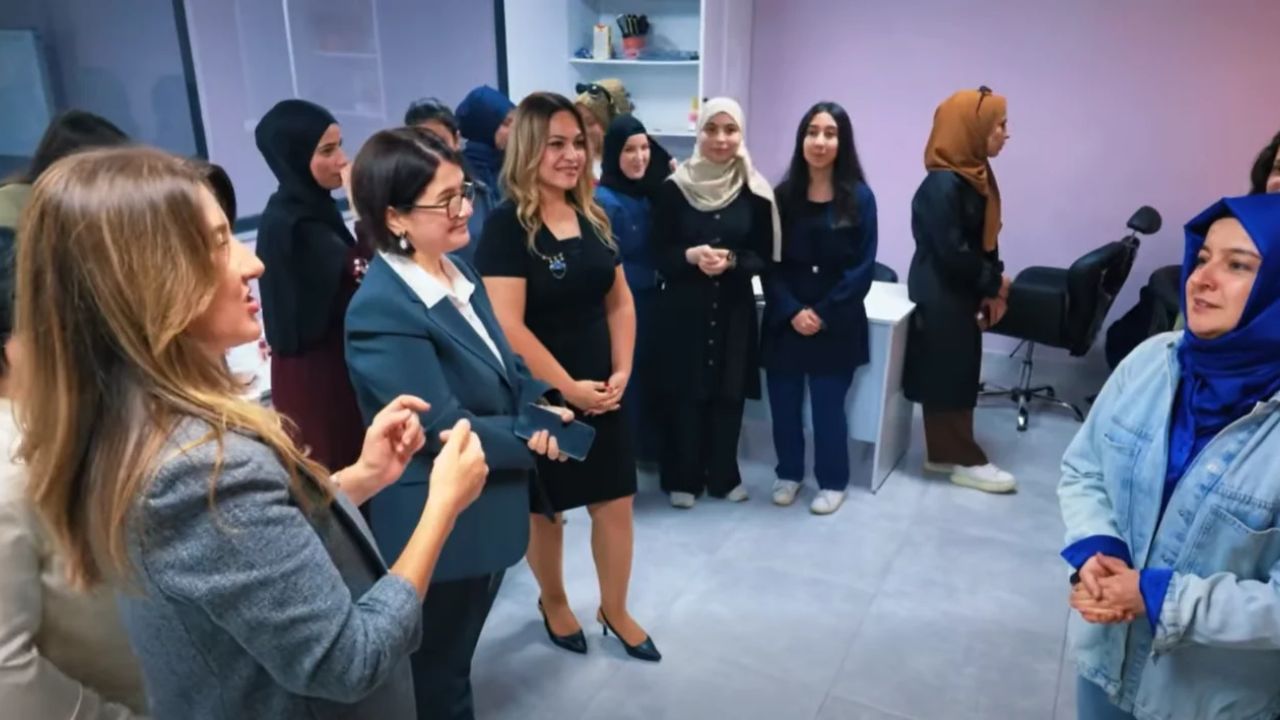 Protokol Eşleri Osmaniye’de Aile Yaşam Merkezlerini Ziyaret Etti (2)