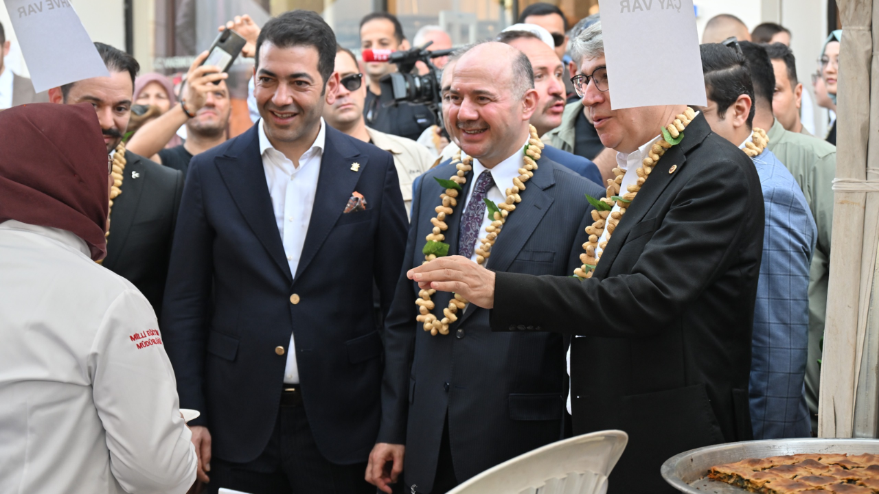 Vali Mehmet Fatih Serdengeçti Fıstıkfest’te Vatandaşlarla Buluştu (2)