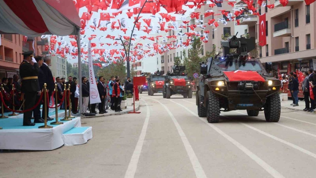 Yeniden Inşa Edilen Atatürk Caddesi'nde Depremden Sonra Ilk Cumhuriyet Bayramı Coşkusu (2)